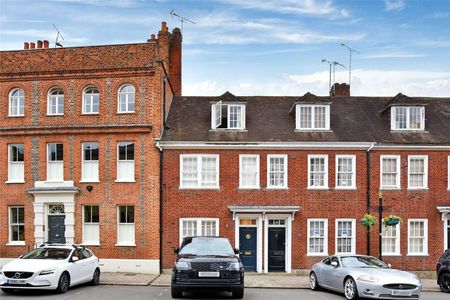 Elegant home renovated throughout to a high specification, situated next to Windsor Castle on one of the towns most prestigious road. - Photo 5