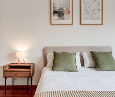 Room in a shared 10-bedroom apartment for rent in la Dreta de l'Eixample perfect for professionals. - Photo 1