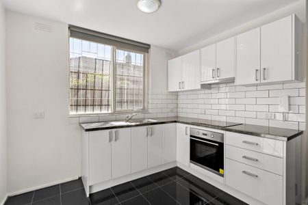Light-Filled Renovated Apartment with Parking in Central Richmond - Photo 2