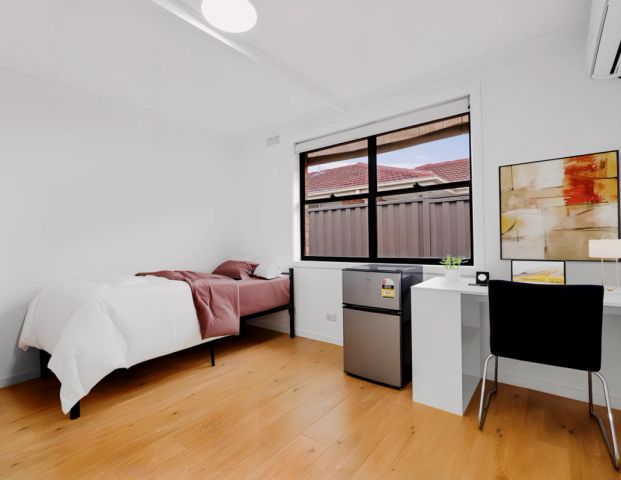 Single room with shared bathroom - Photo 1