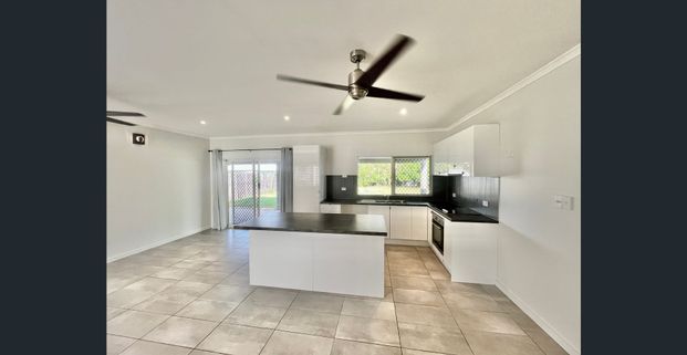 FREE SOLAR - FREE INTERNET - Photo 1