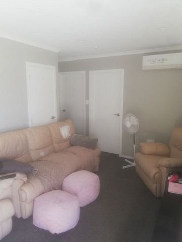 Charming 3 Bedroom house - Photo 4