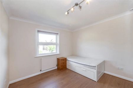 3 bedroom house in London - Photo 3