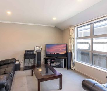 Beautiful 4 Bedroom, 3 Bathroom Home - Photo 3