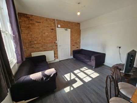 9 Bed Student Accommodation - Photo 5