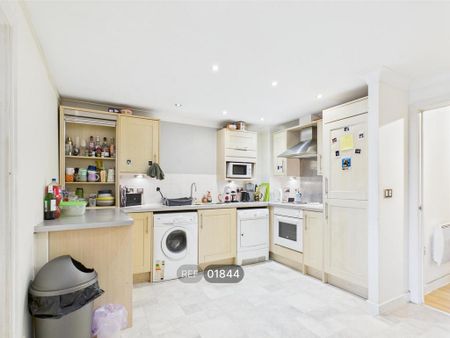 3 bedroom flat to rent - Photo 5