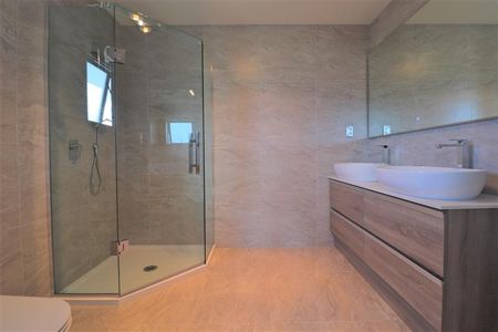 5 Bedrooms Family home in Flat Bush. - Photo 5