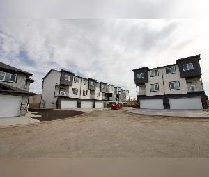 3 Bed 2.5 Bath Dbl Garage Balcony Townhouse For Rent Leduc - Photo 2
