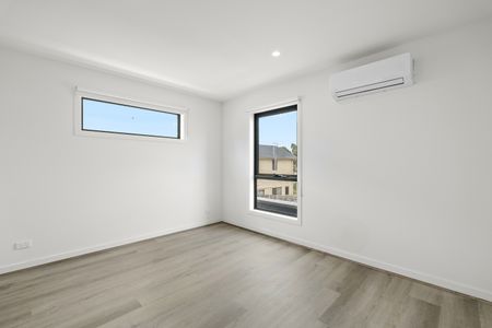 Contemporary living in a coveted locale - Photo 2