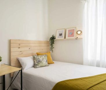 Room in a shared 17-bedroom apartment for rent in Vallehermoso - Photo 5