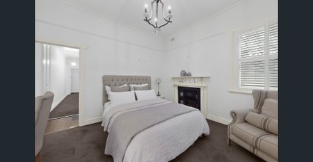 FAMILY POOLSIDE LIVING - Photo 4