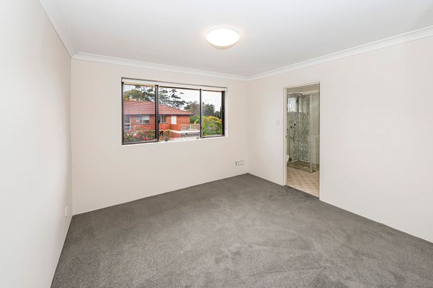 WELL PRESENTED THREE BEDROOM TOWNHOUSE WITH COURTYARD - Photo 1