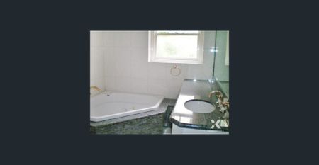 Spacious Tudor-Style Apartment with Grand Entrance and Lounge. - Photo 2