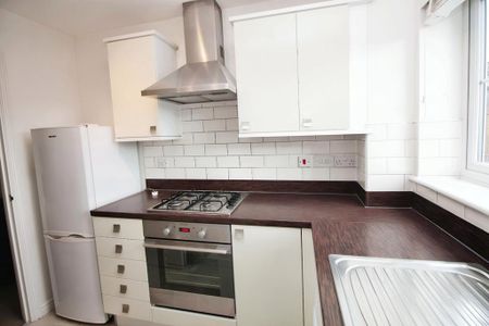 2 bedroom semi-detached house to rent - Photo 5