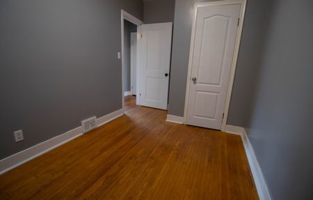 **CHARMING** 2-BEDROOM MAIN UNIT IN ST.CATHARINES!! - Photo 5