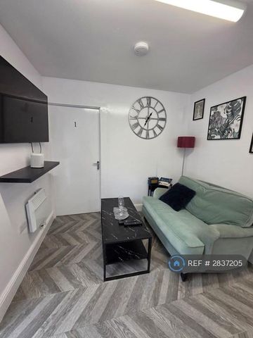 6 bedroom terraced house to rent - Photo 2