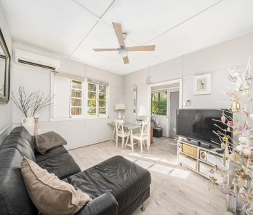 Stunning Two Bedroom Cottage! - Photo 4