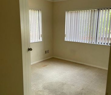 MODERN, SUNNY & SPACIOUS 5 BEDROOMS HOUSE , GARAGE - Photo 1