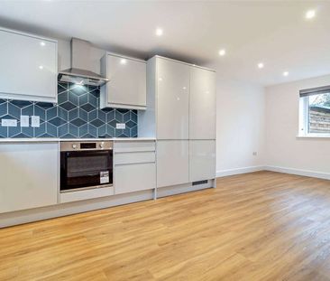 Semi-detached energy efficient home with driveway - Photo 2