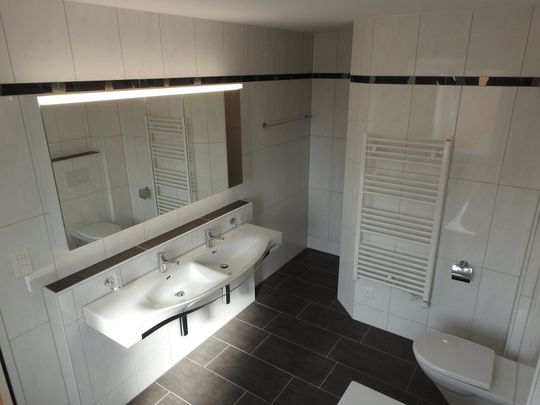 "grosse, moderne 3.5-Zimmer-Wohnung mit Sitzplatz, Lift und eigenem Waschturm" - Foto 1