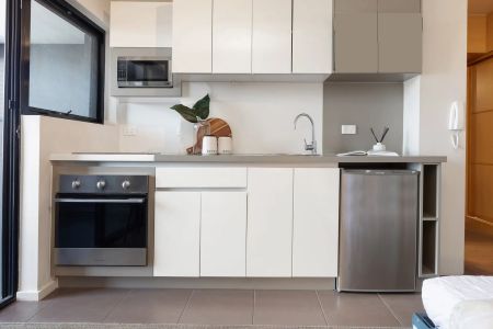 Modern Studio Apartment Located in the Heart of Randwick - Photo 3