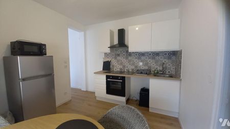 EN CENTRE VILLE Un appartement situé au rez-de-chaussée comprenant : - un séjour - une cuisin... - Photo 2