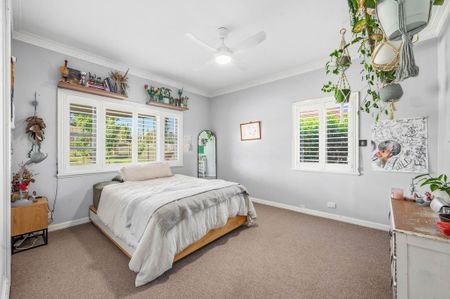 Beautiful Family Home in Prime Location + Pool - Photo 4