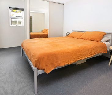 Spacious, Modern Apartment in Central Location - Photo 4