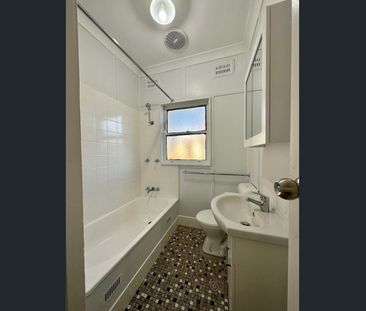 Updated 2 bedroom house - Photo 6