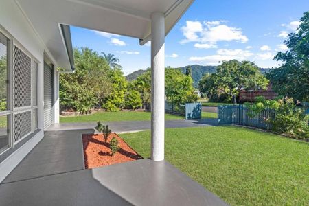 Freshly Painted - Full AC - 13KW Solar - Pool - Near Mt Sheridan Plaza - Photo 3