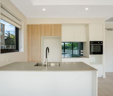 Light-Filled Corner One-Bedroom with Generous Private Courtyard - Photo 2