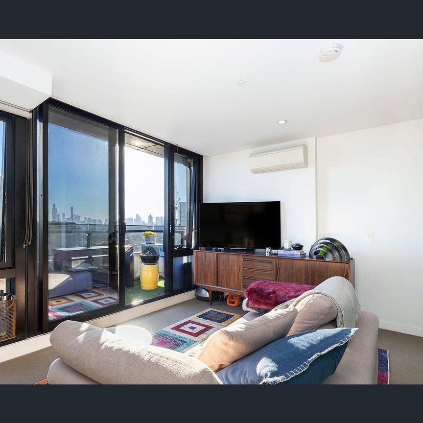 Elegant 1-Bedroom Retreat with Sweeping Cityscapes - Photo 1