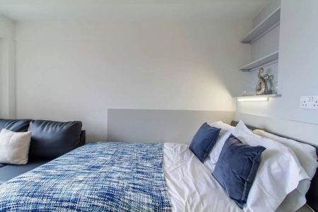 Dover Street Apartments - Standard Ensuite - Photo 4