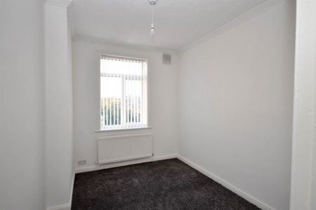 3 bedroom flat to rent - Photo 2