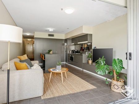 FURNISHED LARGE PADDINGTON 1 BEDROOM 1 BATHROOM APARTMENT 1 CARPARK - JUST 2KM FROM THE CBD - Photo 3