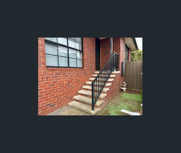 Perfect location and 3 bedroom unit. - Photo 6