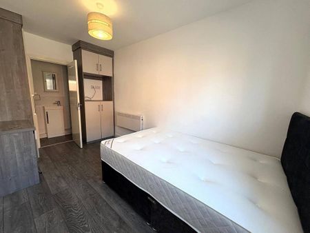 1 bedroom in a house share to rent - Photo 2