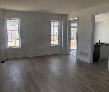 For Lease - 61 Central Square Boulevard, Wasaga Beach, Ontario - Photo 3