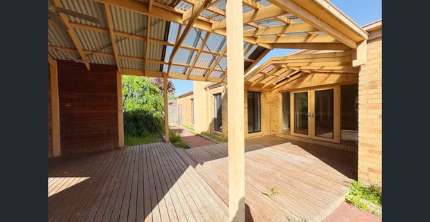 Modern Family Living in a Sought-After Beaconsfield Location - Photo 1