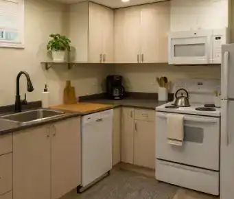 Beautiful & Bright 3 bedroom Lower Residence in West End Peterborou... - Photo 1
