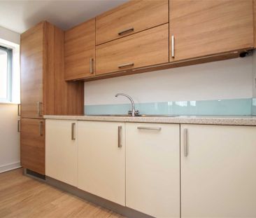 2 bed Flat for rent - Photo 5