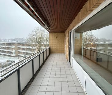 Modernisierte 3-Zimmer-Wohnung mit großer Loggia in gepflegter Wohn... - Photo 1