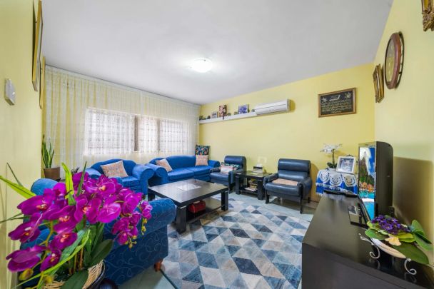 Perfectly Located Two-Bedroom Apartment With Air-conditioning - 950M From Train Station - Photo 1