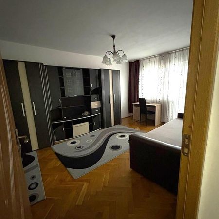 Apartament cu 3 camere, zona 7 Noiembrie - Fotografie 3