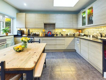 4 bedroom semi-detached house to rent - Photo 2