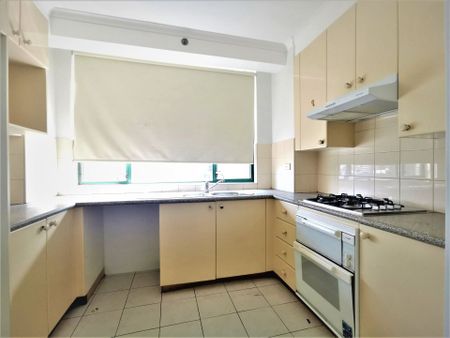 SPACIOUS 2-BEDROOM APARTMENT IN A SECURITY BLOCK - Photo 3