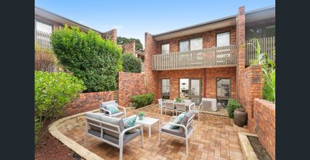 Contemporary Family-Sized Townhouse with Exceptional Convenience - Photo 3