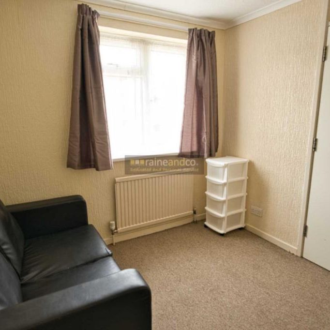 3 bedroom end of terrace house to rent - Photo 1