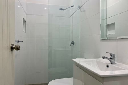 Available 3 December - Photo 3