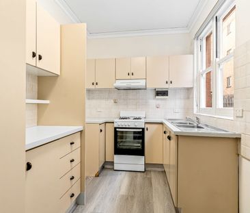 Split level two bedroom apartment - Photo 2